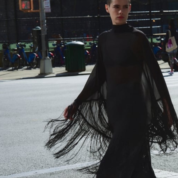 ZARA MESH FRINGED GAUZE CAPE
High collar cape with multi-positional tie detail. - Picture 7 of 13